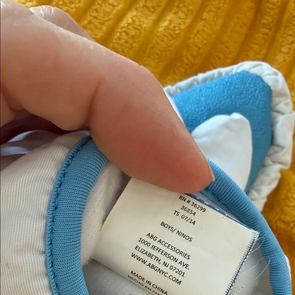 3M Thinsulate White and Blue Mittens